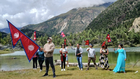 राष्ट्रिय झन्डा फहराइँदै