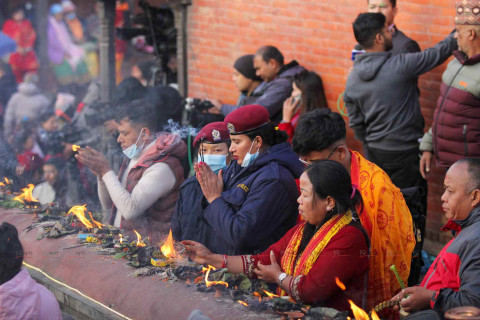 पशुपतिनाथमा भक्तजनको भीड (तस्बिरहरू)