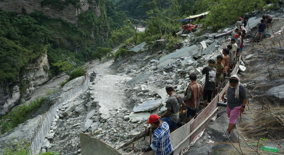 पहिरो रोक्न बैसरी अँधेरीखोलामा ‘रक एंकरिङ’, के हो  ‘रक एंकरिङ’ ?