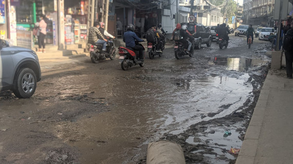 हजारौँ गर्भवती, सुत्केरी, बिरामी ओहोरदोहोर गर्ने थापाथली सडकको दुर्गति