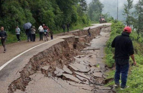 अविरल वर्षाका कारण भोजपुरमा सडक भासियो