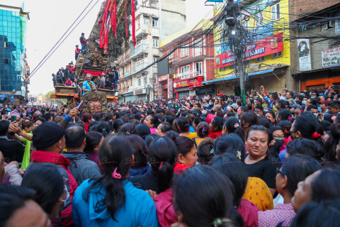 महिलाले ताने रातो मच्छिन्द्रनाथको रथ (तस्बिरहरू)