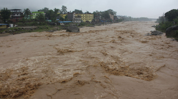 रामेछापको खिम्ती खोलामा जलसतहले सतर्कता तह पार गर्‍याे 