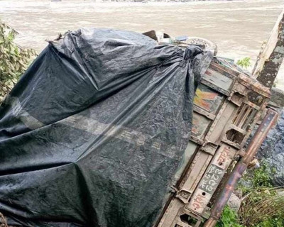 त्रिशूली नदी किनारमा खसेको ट्रकका चालक सम्पर्कविहीन