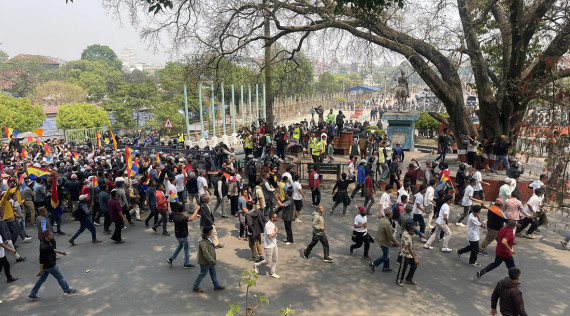 प्रहरी र प्रदर्शनकारीबीच भद्रकालीमा पुनः झडपको अवस्था