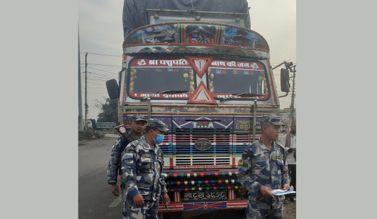 लत्ताकपडासहित ट्रक नियन्त्रणमा