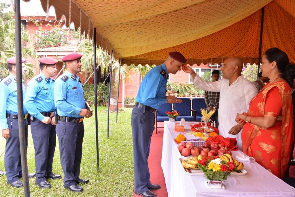 प्रहरी कर्मचारीले महानिरीक्षक अर्यालबाट दसैँको टीका थापे