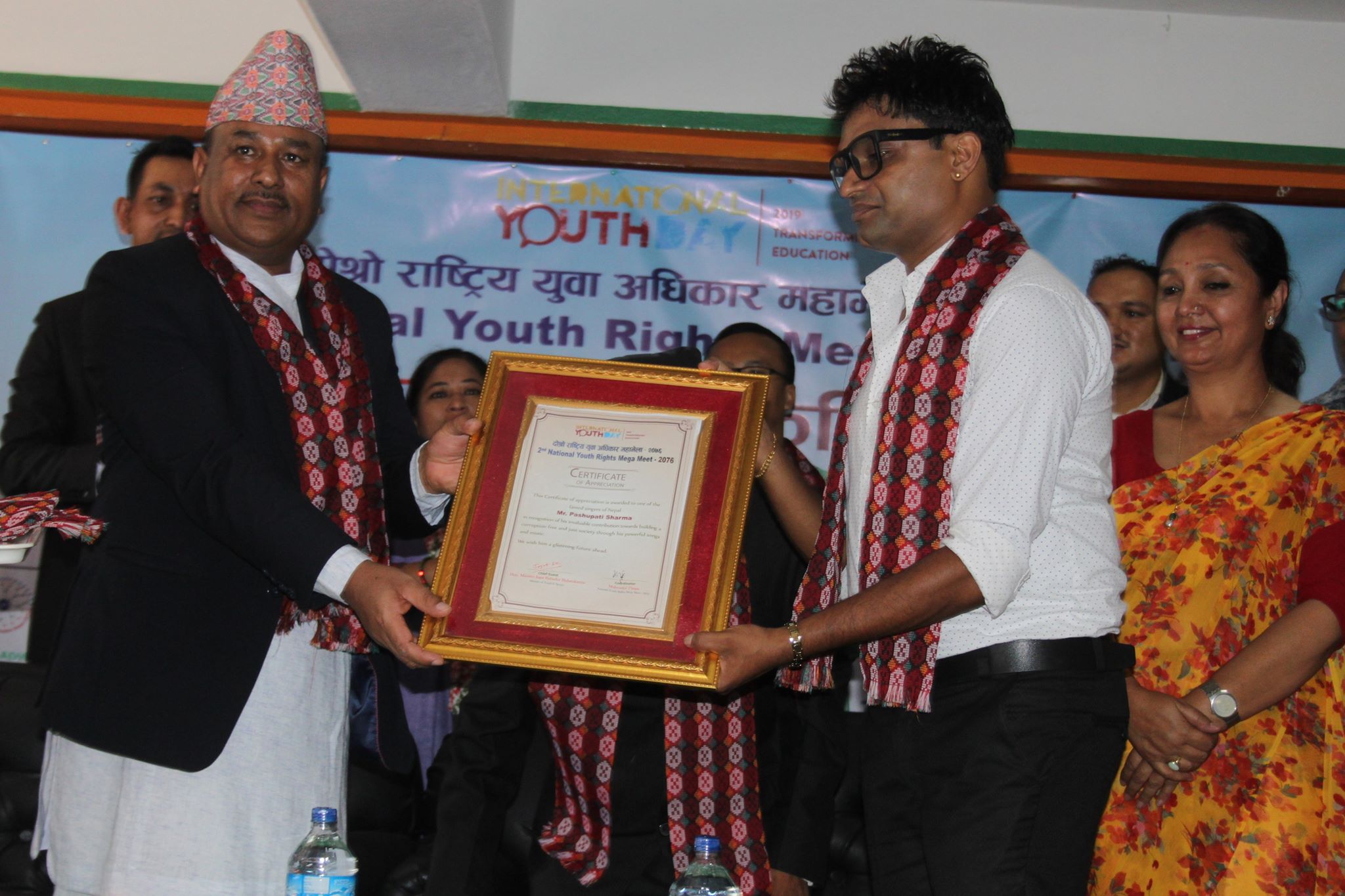 गायक शर्मालाई गरे मन्त्री विश्वकर्माले सम्मान