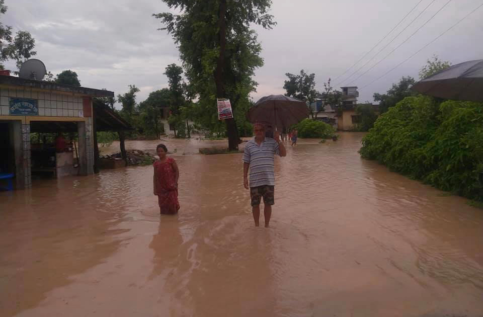 वर्षाले कञ्चनपुरको जनजीवन प्रभावित, महाकालीमा पानीको बहाव बढेपछि नेपाल–भारत आवागमन ठप्प