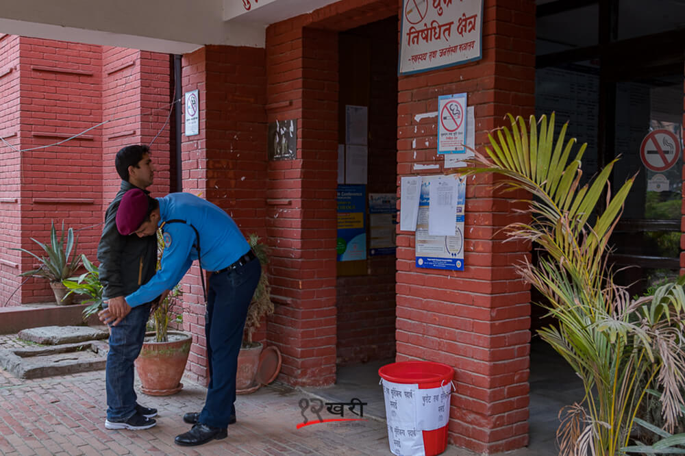 स्वास्थ्य मन्त्रालय जाँदै हुनुहुन्छ ? चुरोट, सुर्ती गेटबाहिरै !