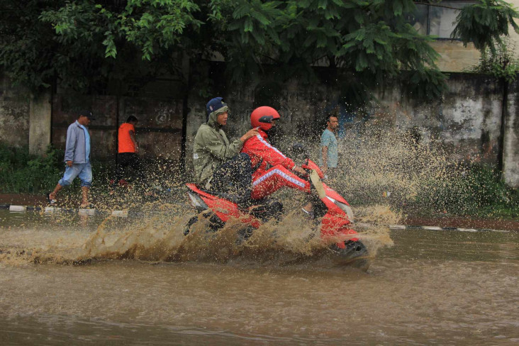 जलमग्न काठमाडौं, बाढी हेर्नेको भीड (तस्बिरहरू)