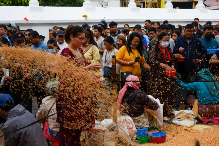 २५६८औँ बुद्धजयन्ती : चैत्य र बिहारमा दर्शनार्थीको घुइँचो (तस्बिरहरू)