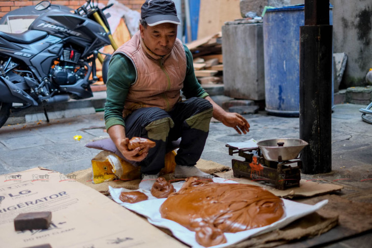 चाकु बनाउँदै व्यापारी (तस्बिरहरू)