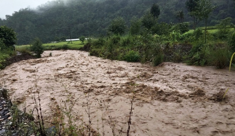 मकवानपुरको सिस्नेरीमा बाढीले ३० घर बगायो, खानीखेतका २८ घर डुबानमा