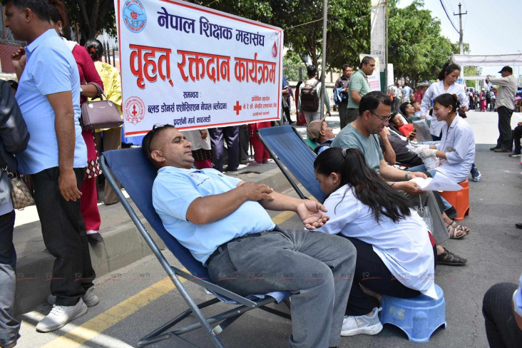 आन्दोलनकैबीच रक्तदानमा शिक्षकहरू (तस्बिरहरू)