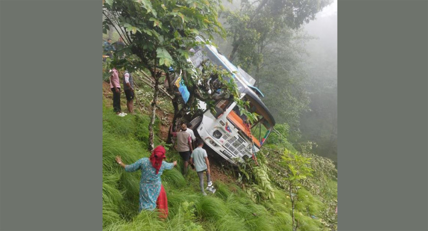 रामेछापमा बस दुर्घटना आठजना घाइते, तीनको अवस्था गम्भीर