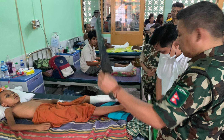 नेपाली सेना म्यानमारमा : यसरी गरिँदै छ भूकम्पका घाइतेको उपचार 