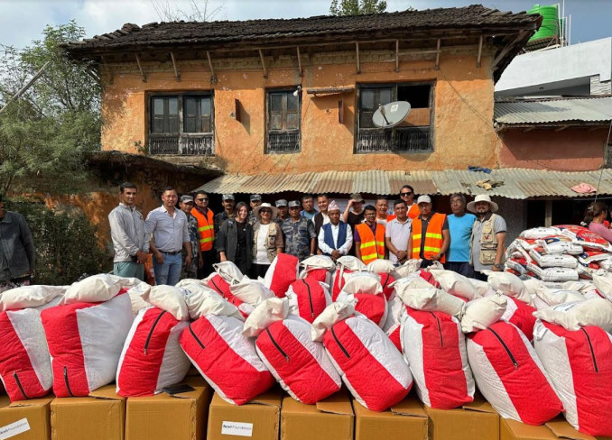 एनसेल फाउन्डेसनद्वारा बाढीपीडित बालबालिकालाई शैक्षिक सामग्री वितरण