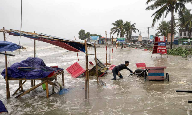 भारत र बंगलादेशमा चक्रवातका कारण मृत्यु हुनेको संख्या ६५ पुग्यो