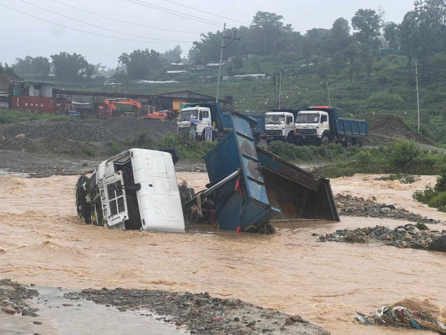 ललितपुरमा बाढीले टिपर बगायो