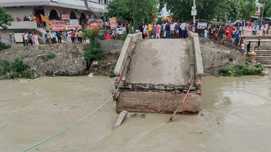 बिहारमा एकैदिन पाँच पुल भत्किए, अढाई सातामा १०