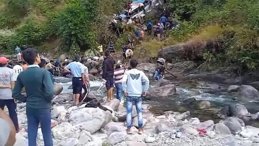 भारतको उत्तराखण्डमा बस दुर्घटना, कम्तीमा ३६ जनाको मृत्यु