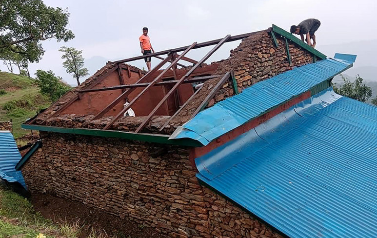 हुरीले पोल ढाल्दा विद्युत् सेवा अवरुद्व