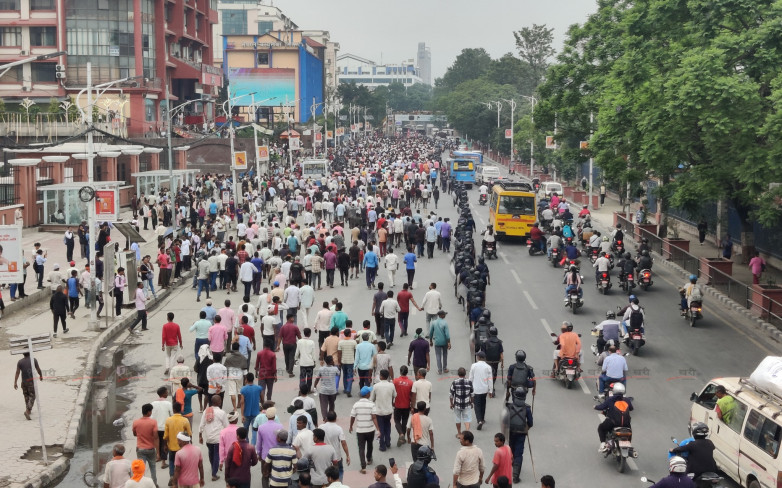 महानगर घेराउ गर्न पुगेका कबाड व्यवसायी र प्रहरीबीच झडप