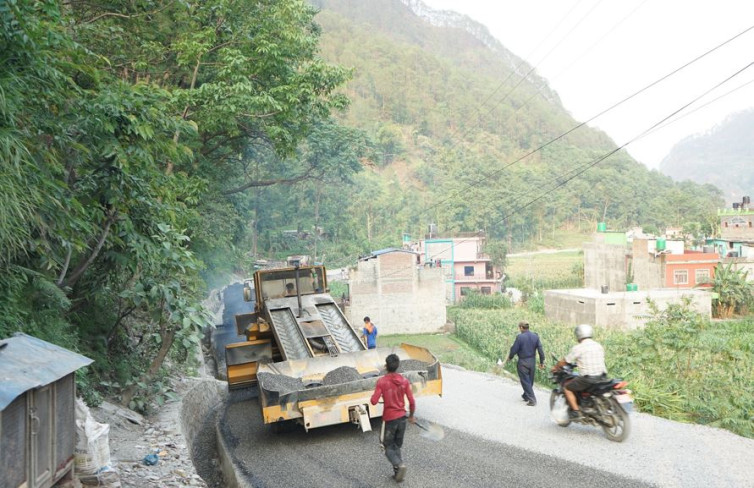 सडक पुगेको २० वर्षपछि कालोपत्रे