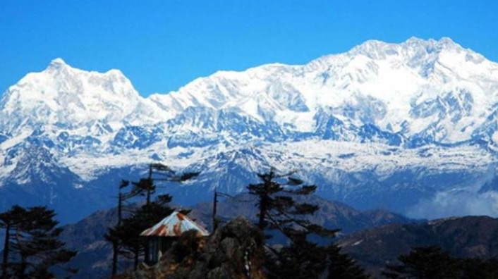 कञ्चनजंघा आधार शिविरमा पर्यटकको चहलपहल, एक सहयोगीको मृत्यु