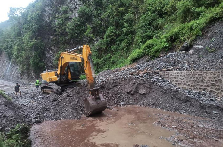 पहिरो पन्छाएपछि पृथ्वी राजमार्ग सञ्चालन