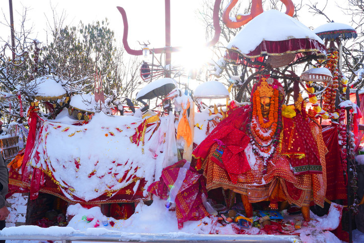 पाथीभरामा हिउँमा रमाए जनार्दन शर्मासहितका तीर्थयात्री (तस्बिरहरू)