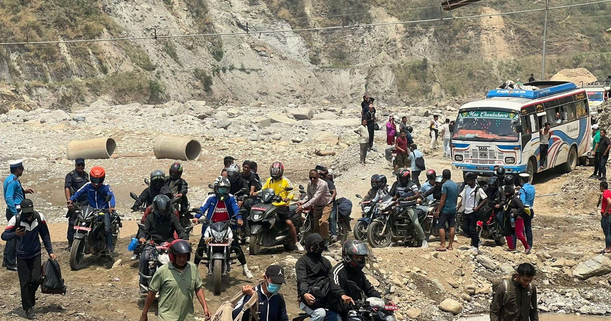 बीपी राजमार्ग १६ घण्टापछि खुल्यो