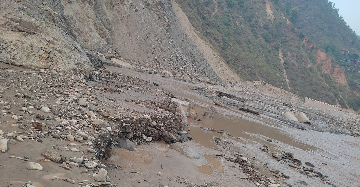 आठ घण्टादेखि बीपी राजमार्ग अवरुद्ध, बेपत्ता महिलाको खोजी गरिँदै