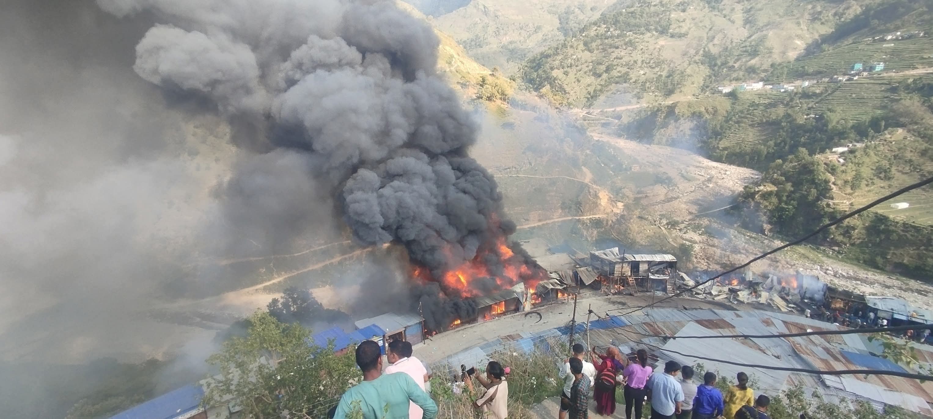 बाजुराको बाम्का बजारमा भीषण आगलागी, १७ पसल जले