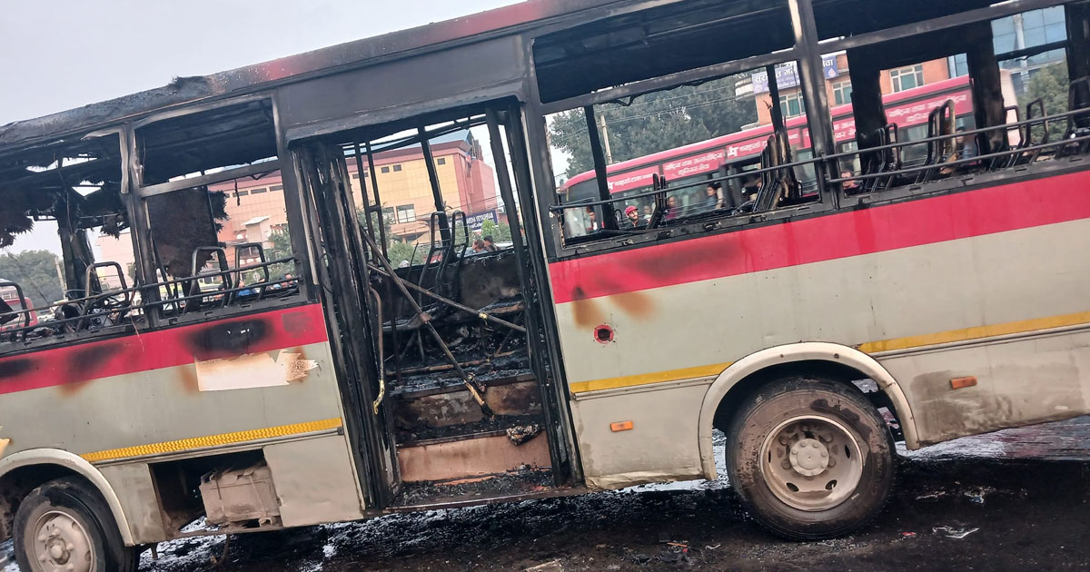 सातदोबाटोमा गुडिरहेको बसमा आगलागी