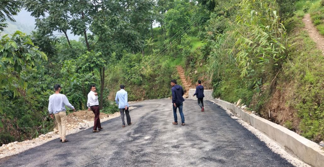 ट्रयाक खुलेको १८ वर्षपछि ग्रामीण सडक कालोपत्र गरिँदै