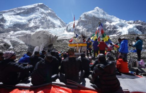 हिमाल सफा गर्न पुगेको सेनाको टोली वेश क्याम्पमा 