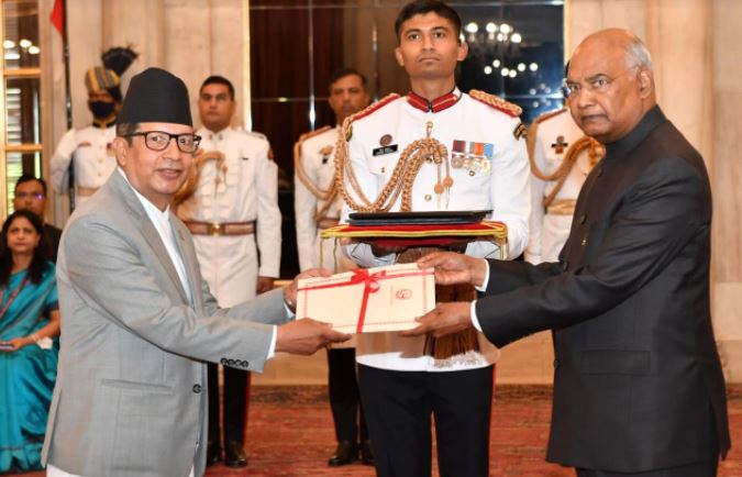 शंकर शर्माद्वारा भारतीय राष्ट्रपति कोविन्द समक्ष ओहोदाको प्रमाणपत्र पेश