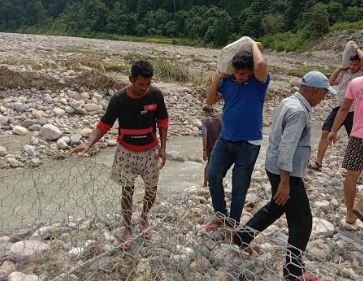 परशुरामका मेयरसहितको श्रमदानमा तटबन्ध निर्माण हुँदै