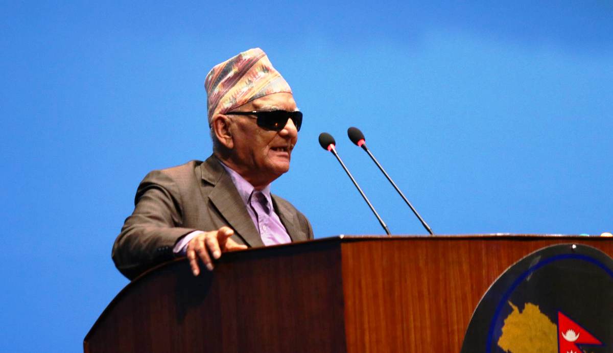 चित्रबहादुरको प्रश्न : सांसदले पनि अर्काले कतिमा किन्छ भनेर हिँड्नुपर्ने महँगी कहिले नियन्त्रण हुन्छ ?