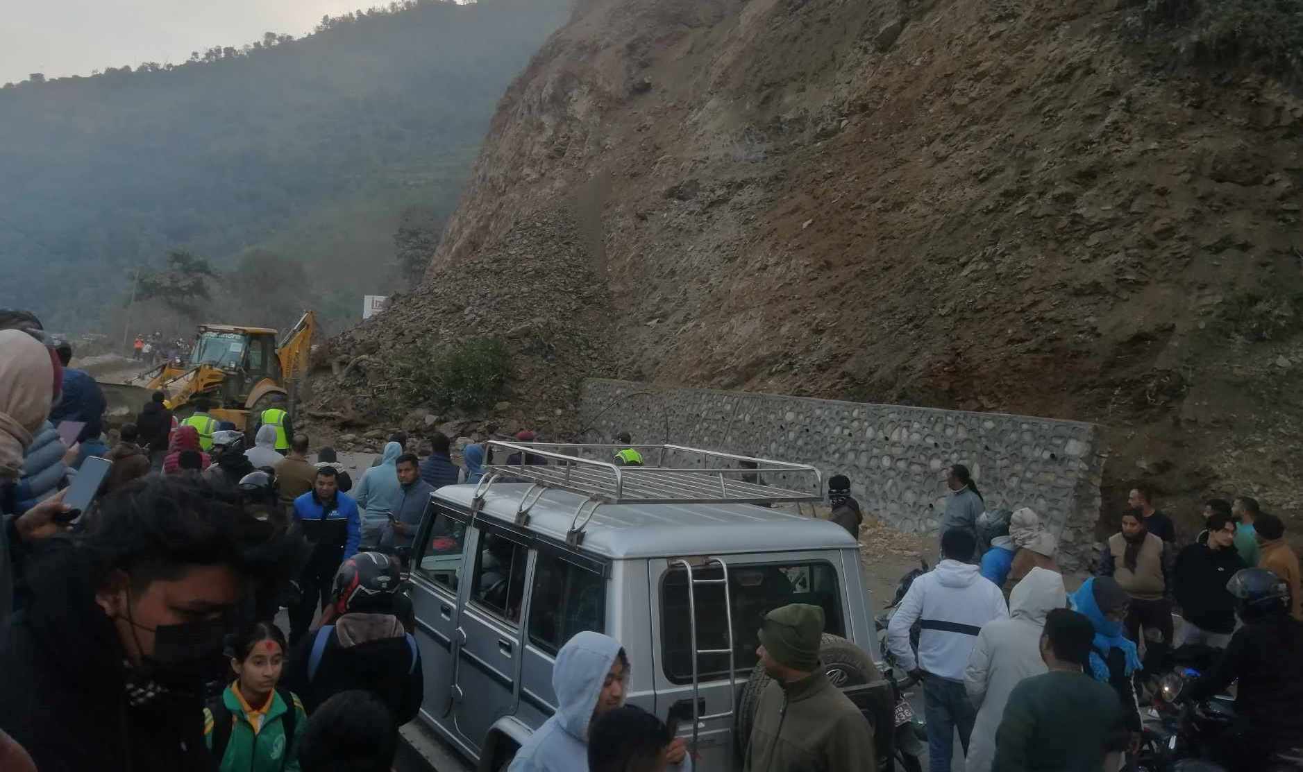 पृथ्वी राजमार्गमा सुक्खा पहिरो खस्यो