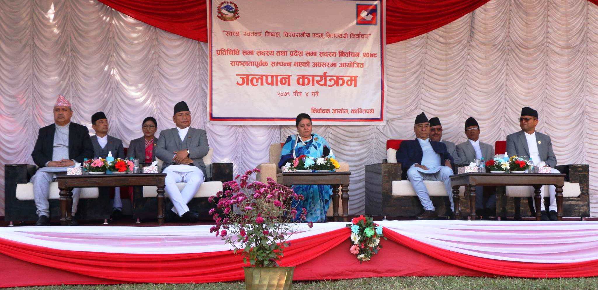 निर्वाचन सकिएको खुसीमा आयोगको चियापान (तस्बिरहरू)