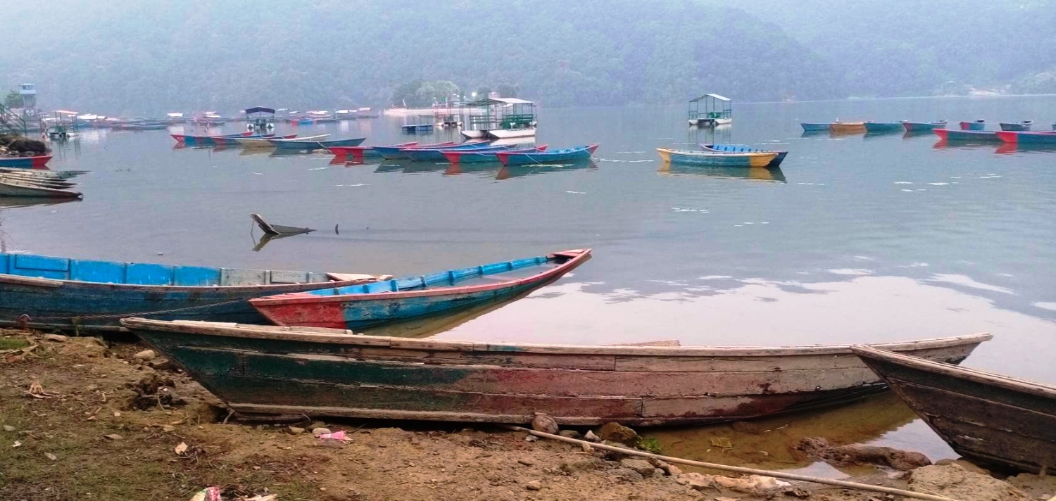 फेवाताल किनारमा पुराना डुङ्गा : थपिँदै चुनौती, मासिँदै सुन्दरता