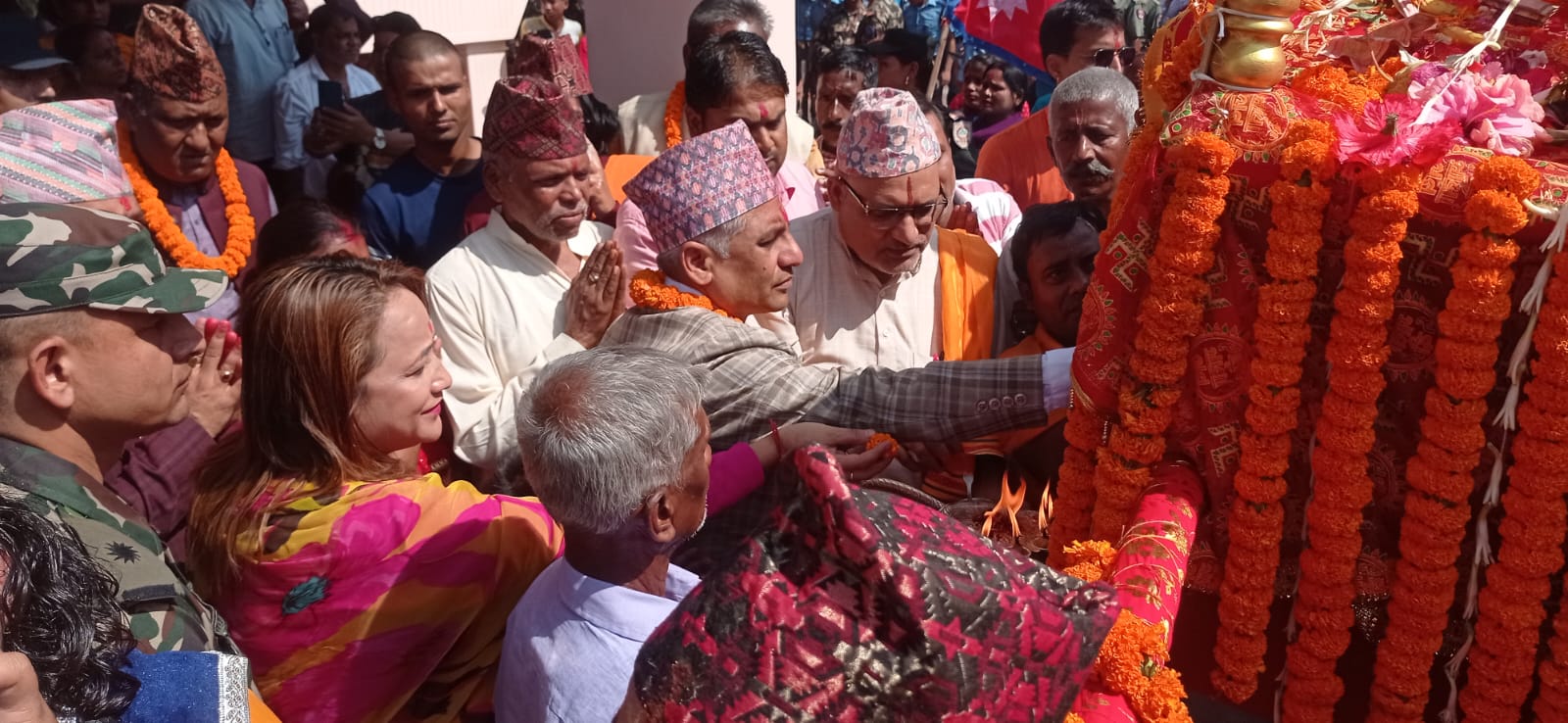 प्रदेशस्तरीय फूलपाती बढाइँमा मुख्यमन्त्री कार्कीले गरे पूजापाठ