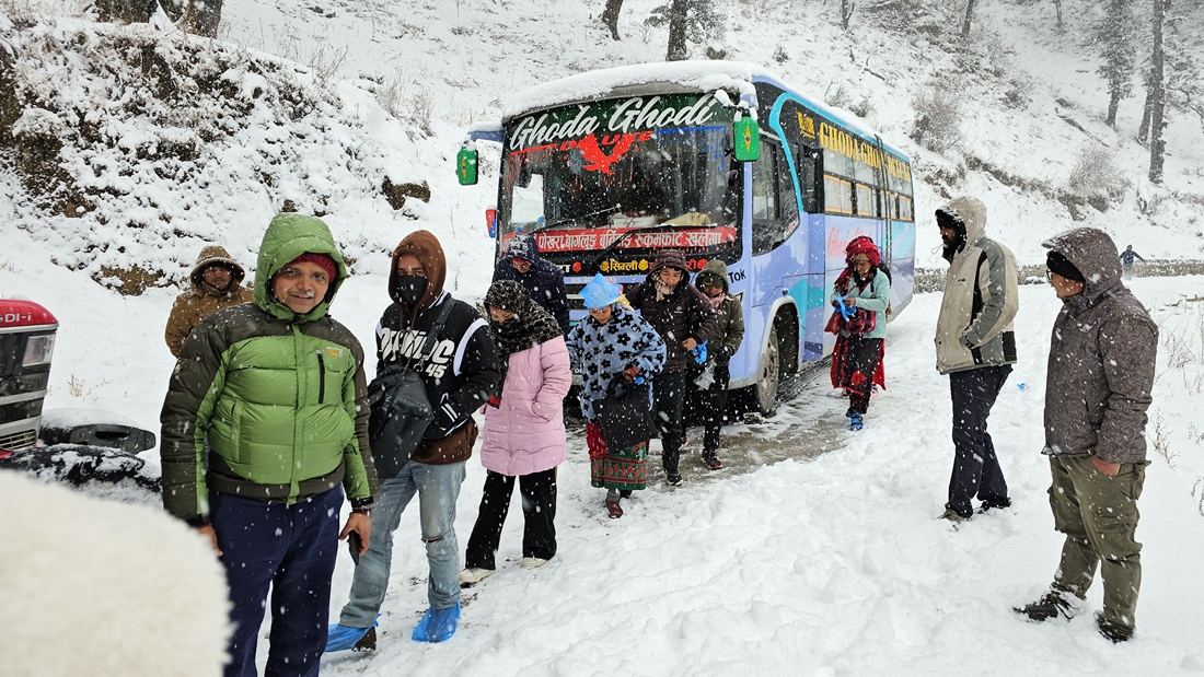 हिमपातले मध्यपहाडी लोकमार्ग अवरुद्ध