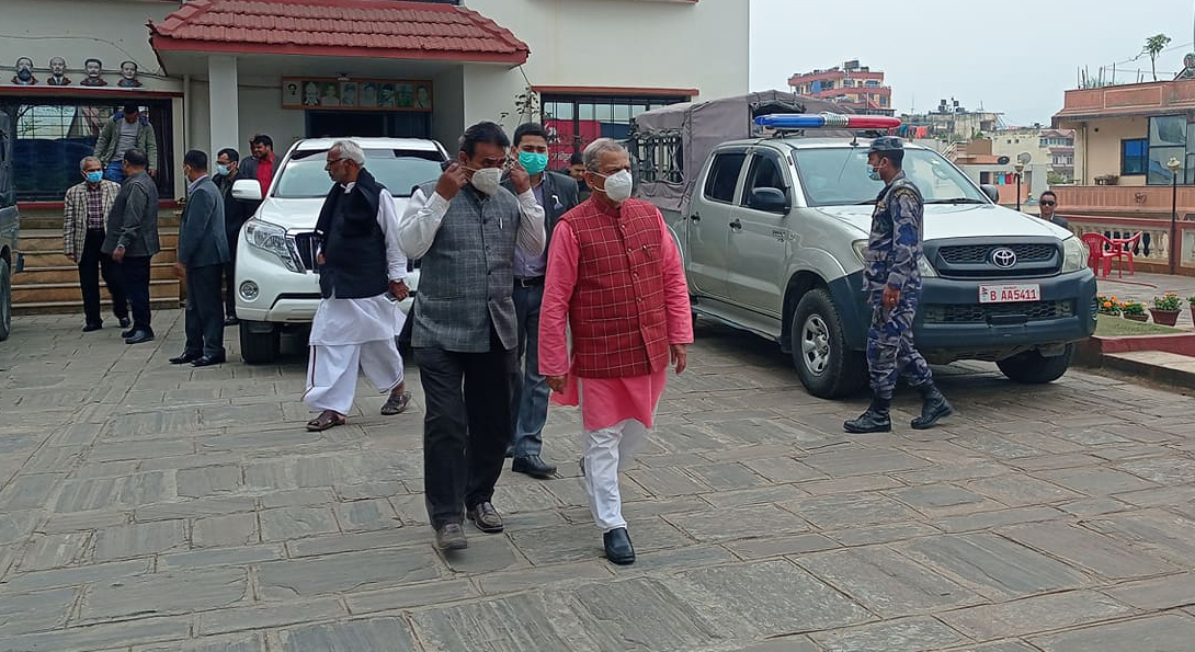 फुटको संघारमा जसपा : आ–आफ्नो बाटो लाग्दैछन् महन्थ र उपेन्द्र