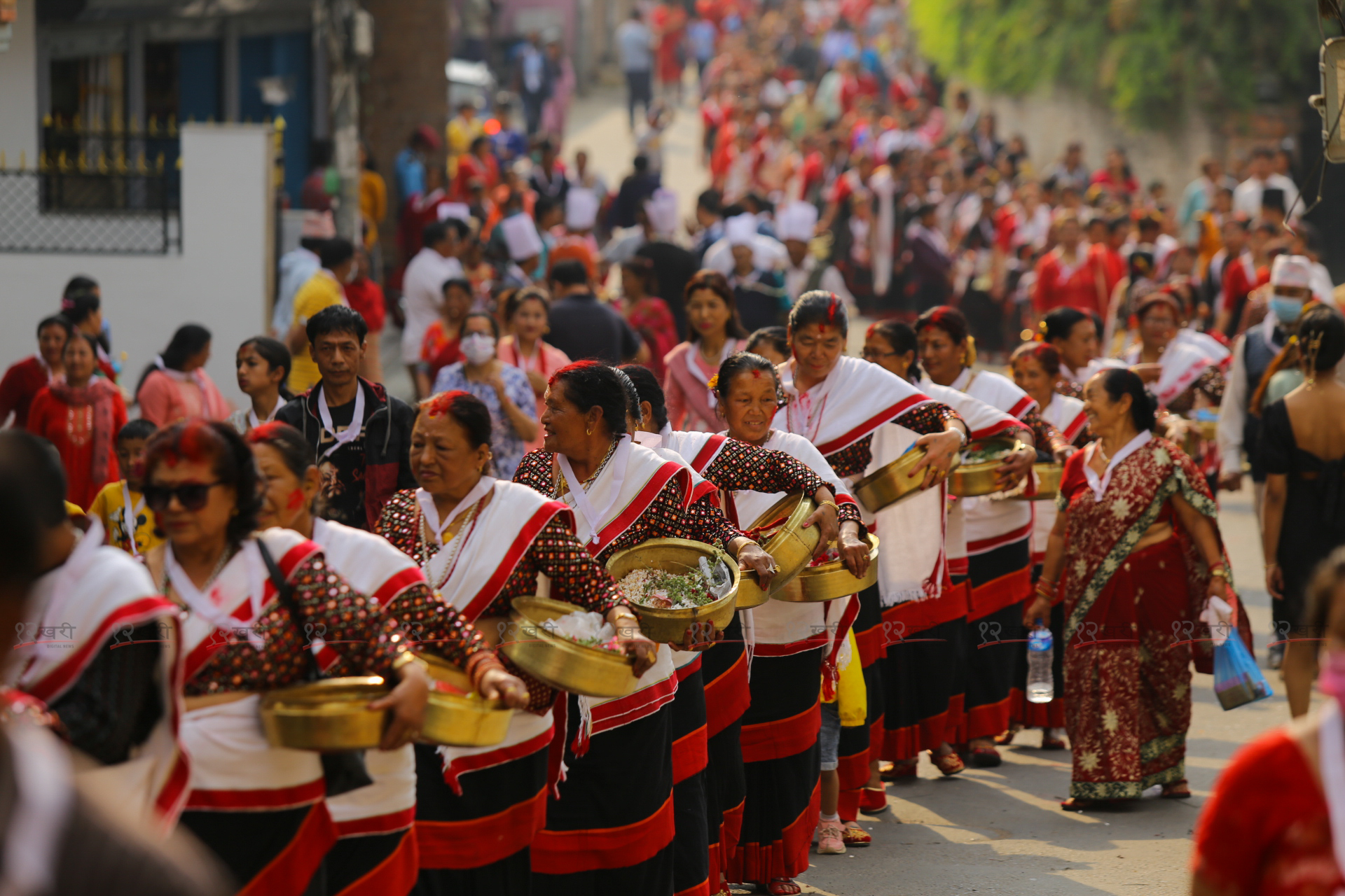 नेवारी पहिरनमा सजिएर हाँडीगाउँमा लावा जात्रा (तस्बिरहरू)