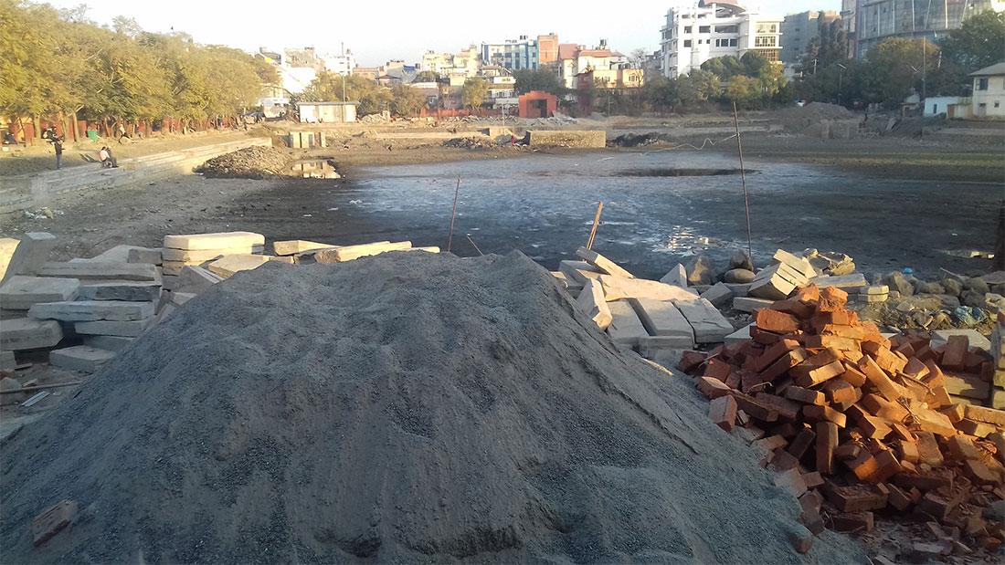 कमलपोखरीमा बनेको सिमेन्टको फूल भत्काइयो