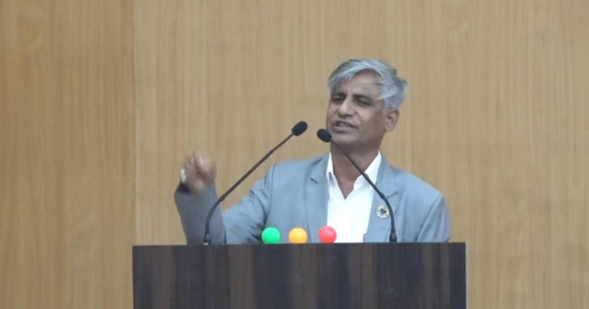 कोसीका पूर्वमुख्यमन्त्रीको प्रश्न– दिउँसो दुई किलो चिनी रोक्ने, राति ट्रकका ट्रक सामान छिराउने ?